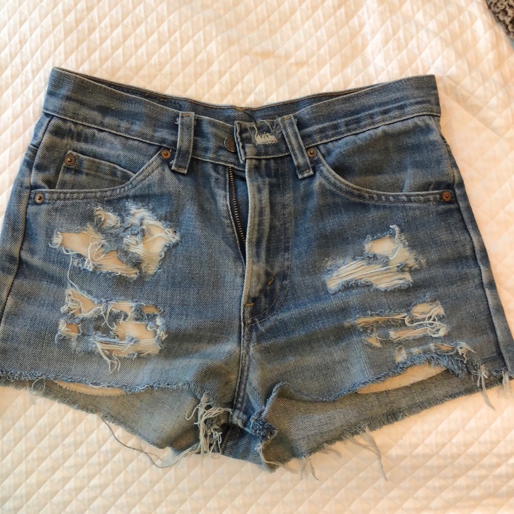 Ripped distressed Levi’s high waisted cutoffs